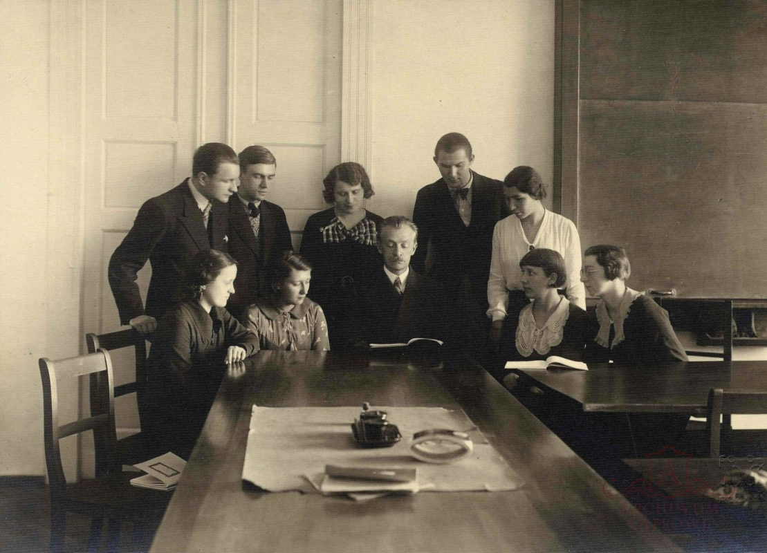 Зиґмунт Завірський зі своїми студентами